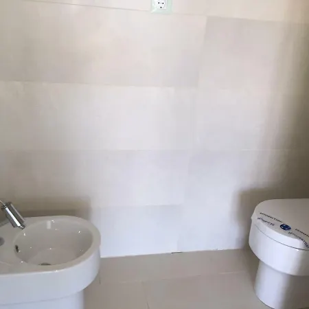 The Waves, Luxurious 5*, Wifi, Olympic Pool Appartamento