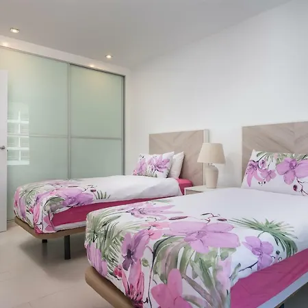 The Waves, Luxurious 5*, Wifi, Olympic Pool Appartamento