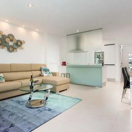 The Waves, Luxurious 5*, Wifi, Olympic Pool Apartment